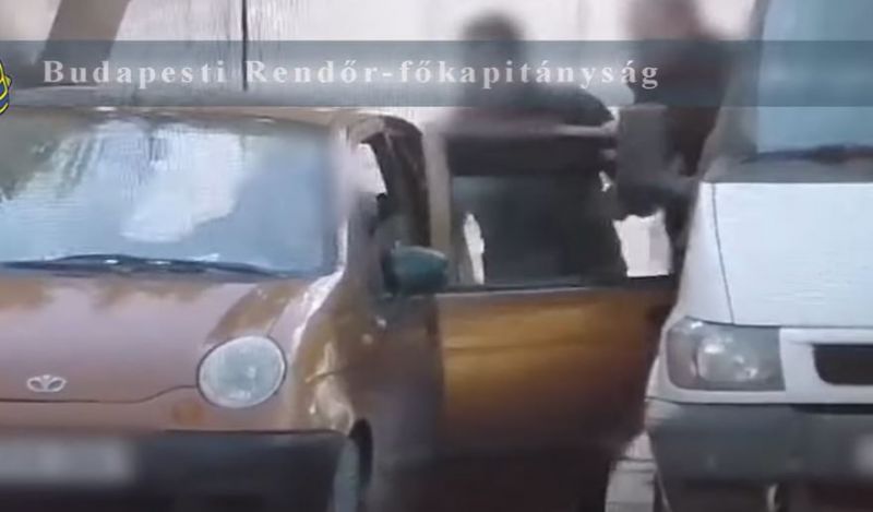Kirántották a kábszerkereskedőket a kocsiból a rendőrök – videó