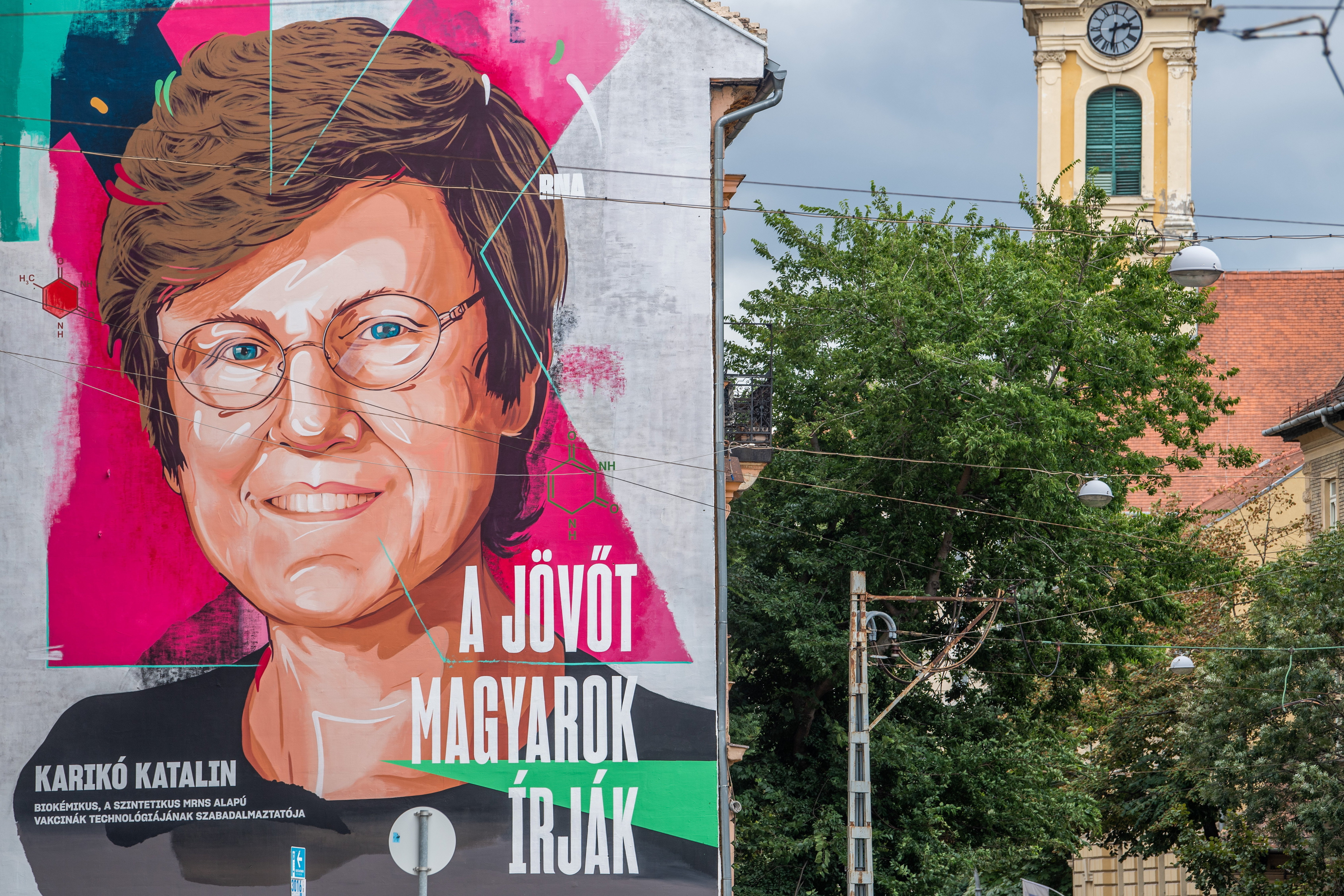 „Kuruzslás” – Oltásellenesek rongálhatták meg a Karikó Katalin-falfestményt