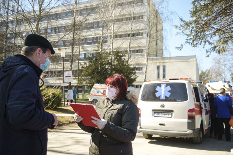 Katasztrofális a Covid-helyzet Romániában: a betegekkel teli mentőautók már a kórházak előtt sorakoznak