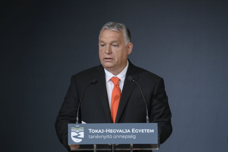 A Békemenet és Orbán beszéde alatt sem terjed a vírus, megint feloldják a járványügyi korlátozásokat