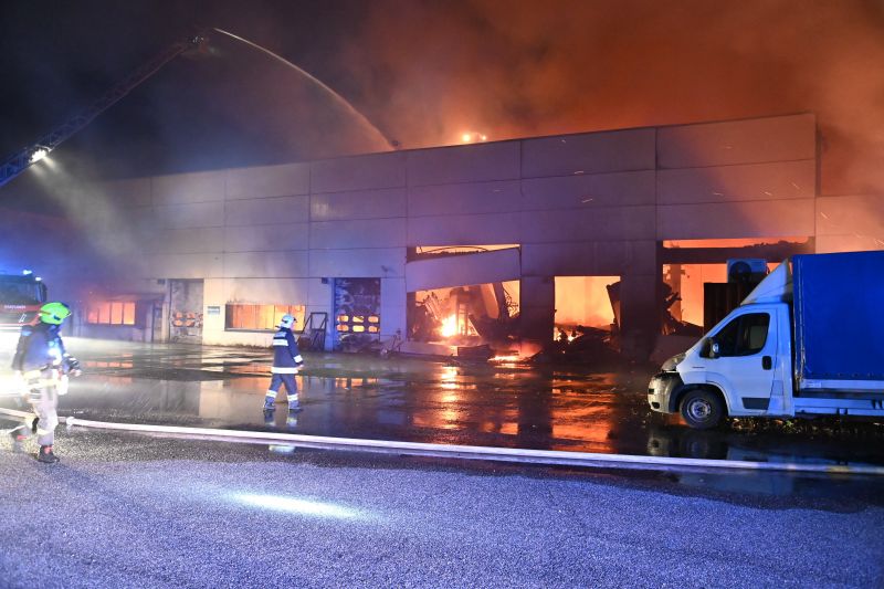 Tűz Budapesten: kigyulladt egy raktárépület a X. kerületben