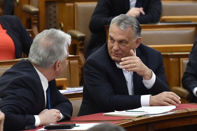 Mennie kellett: Orbán megbízásából elbocsátották a Miniszterelnöki Kormányiroda államtitkárát