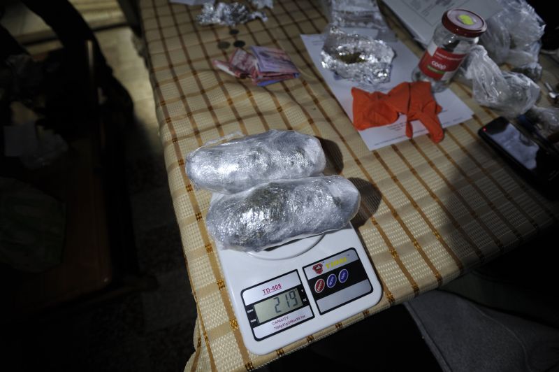 Kokain, darálók, plasztikkártyák, mérlegek, tasakok: droghálózatra csaptak le a rendőrök Pest megyében