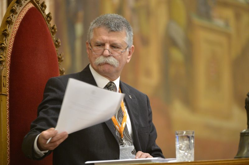 Határon túli magyaroknak szánták a pénzt, Kövér László kabinetfőnöke kapott belőle egy villát
