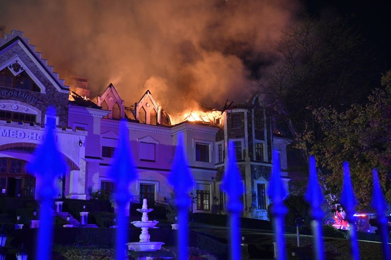 Óriási lángokkal ég egy szálloda Debrecennél, 85 embert kellett kimenekíteni