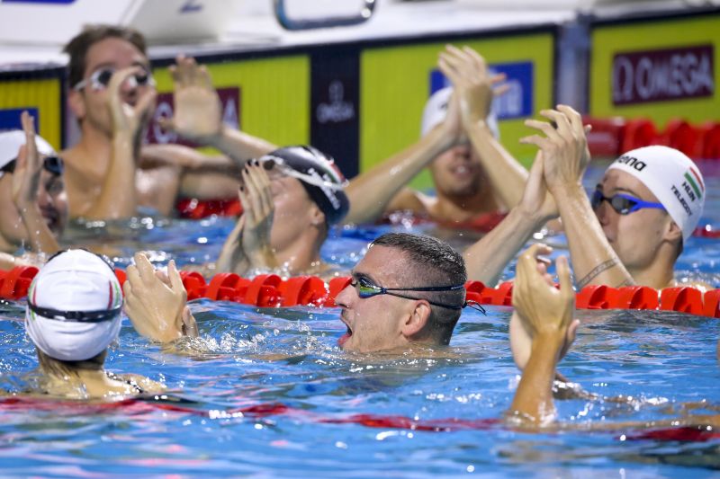 Megható: ez volt Cseh László utolsó úszása sportolótársai gyűrűjében
