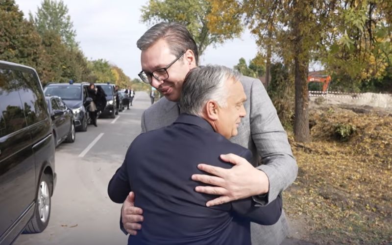 Orbán úgy ölelte a szerb elnököt, ahogy még eddig talán senkit – érzelmes videó