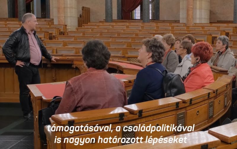 Kósa Lajos időseknek magyarázta a parlamentben, hogy milyen rendes velük a magyar kormány