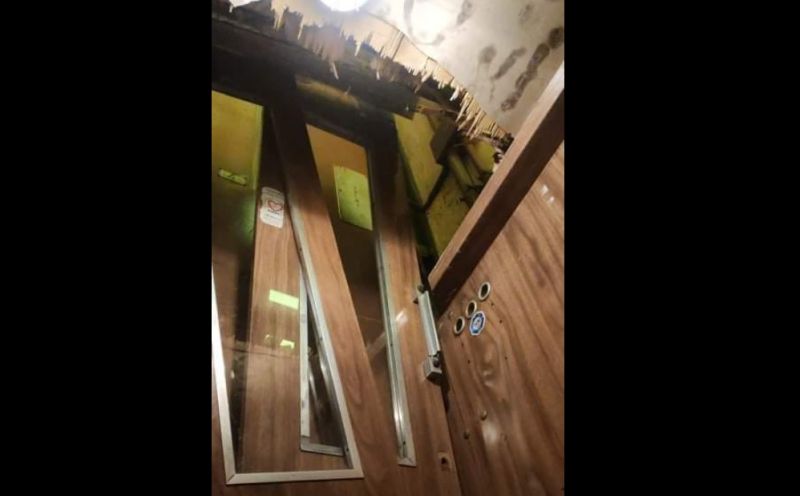 Két kisgyerekkel szakadt le egy lift Kazincbarcikán
