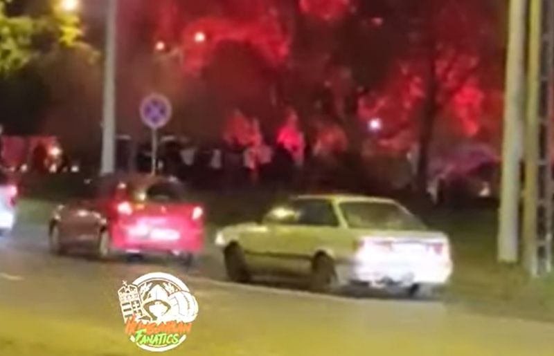 Videó: 120 szurkoló verekedett a nyílt utcán Debrecenben, a petárdaesőben