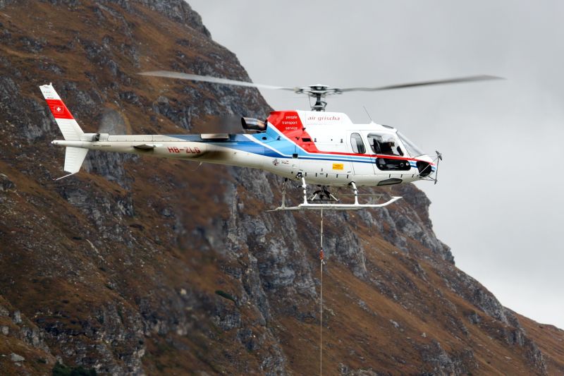 Filmbe illő jelenet a Mátrában: helikopterhordágyon hoztak le egy sérült turistát