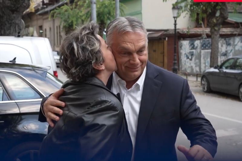 "Orbán vonzza a nőket, irigy vagyok " – felrobbant az internet, amikor vártatlanul arcon csókolták (videó)
