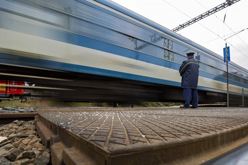 Sínekre helyezett betondaraboknak ütközött egy vonat Budapesten