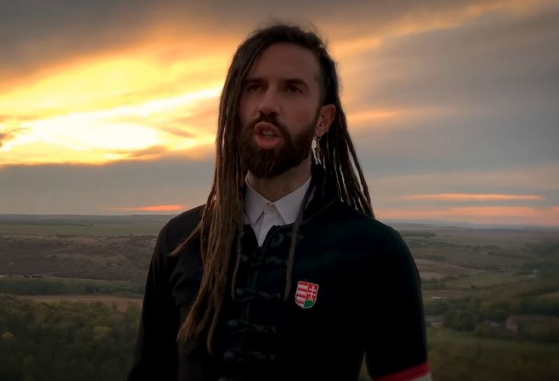Varga Viktor "nagymagyarkodik" – kivont karddal, egy szikla tetején Petőfinek öltözve énekli a Himnuszt (videó)
