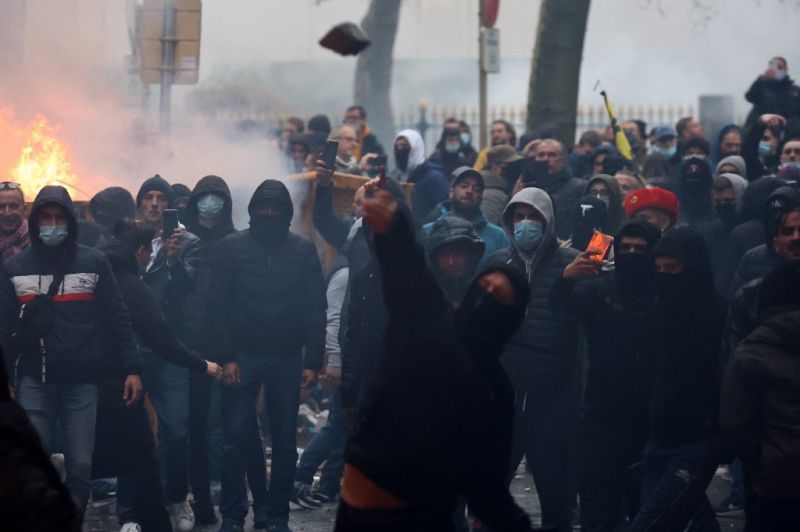 Ezrek vonultak utcára Brüsszelben a járványügyi szigorítások miatt