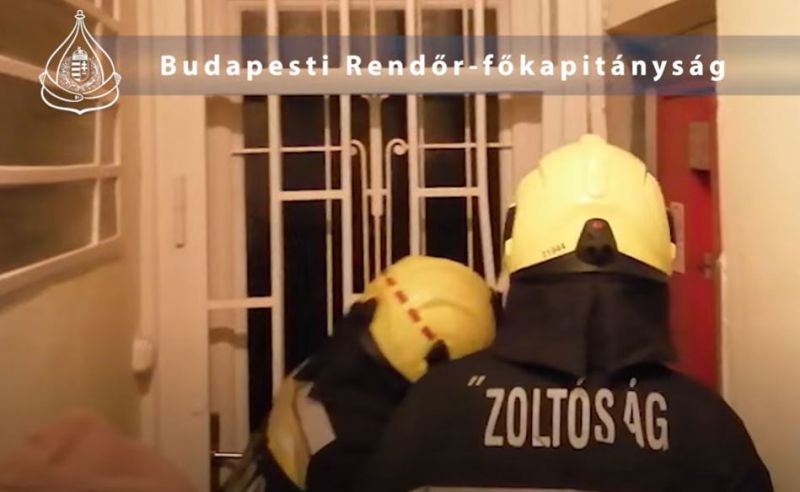 145 rendbeli csalás miatt körözték a férfit, tűzoltók nyitották ki az ajtót a rendőröknek az elfogásához – videó