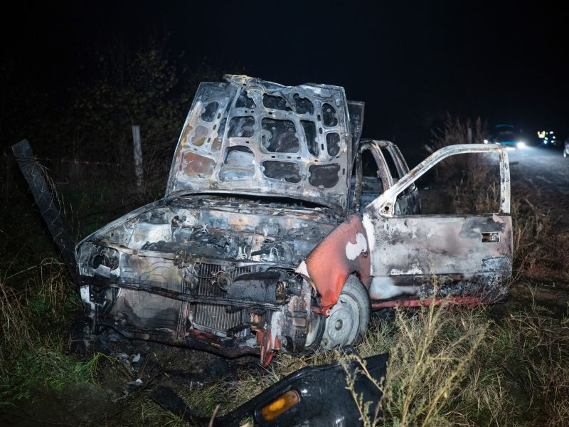 Kerítésnek ütközött és kigyulladt egy autó Kecelnél – a sofőr bennégett az autóban