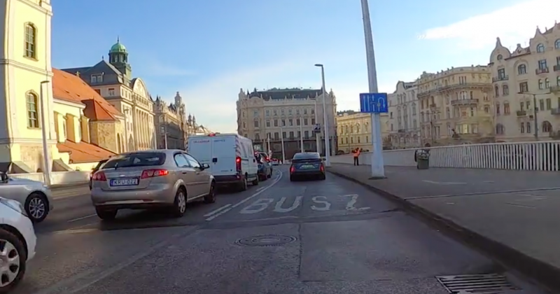 Videó: Így suhan el Karácsony Gergely szolgálati autója a buszsávban, a dugóban álló autók mellett