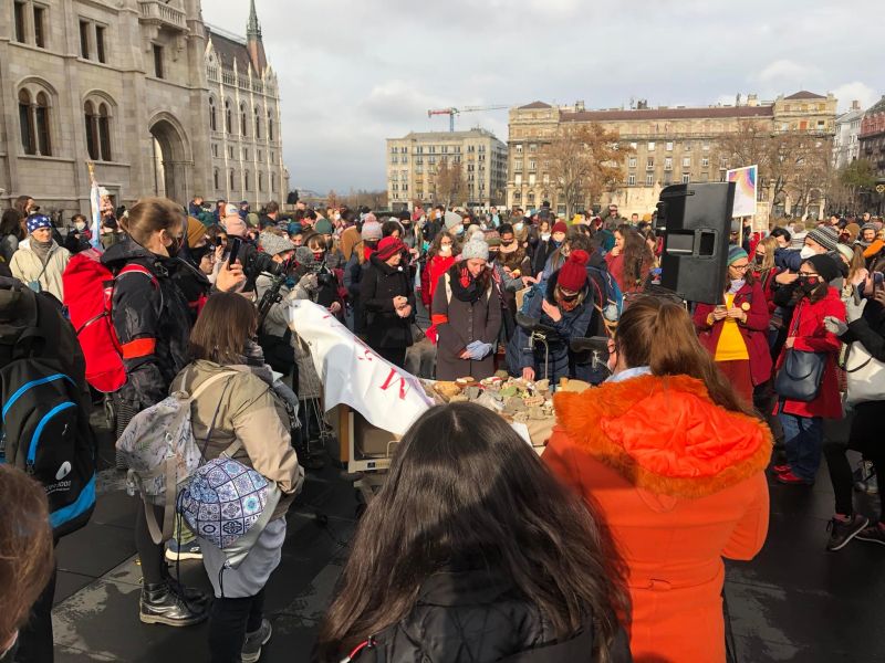 A szülés helyzetének rendbetételéért demonstráltak a Kossuth téren