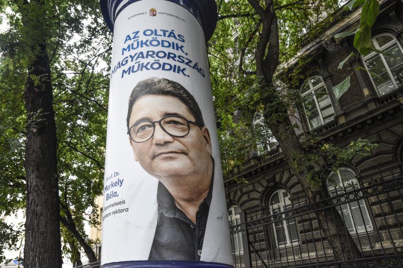 A Mazsihisz tiltakozik, hogy az oltási kampányos plakátokra valakik náci utalásokat írnak