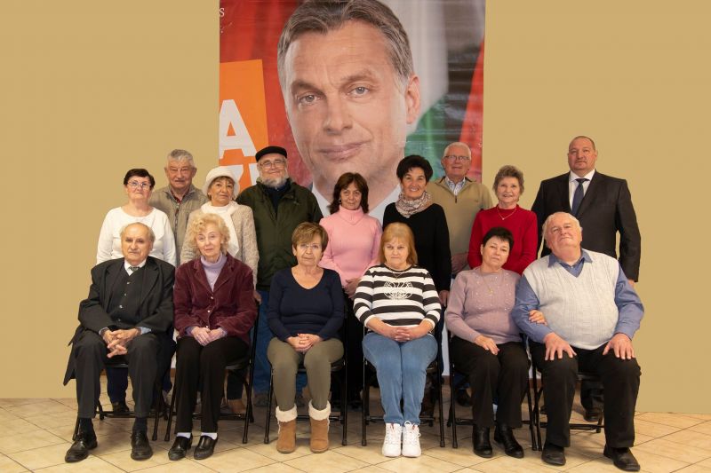 Orbánnal pózoltatják a hálás nyugdíjasokat, hogy el ne felejtsék, ki küldött nekik 80 ezer forintot