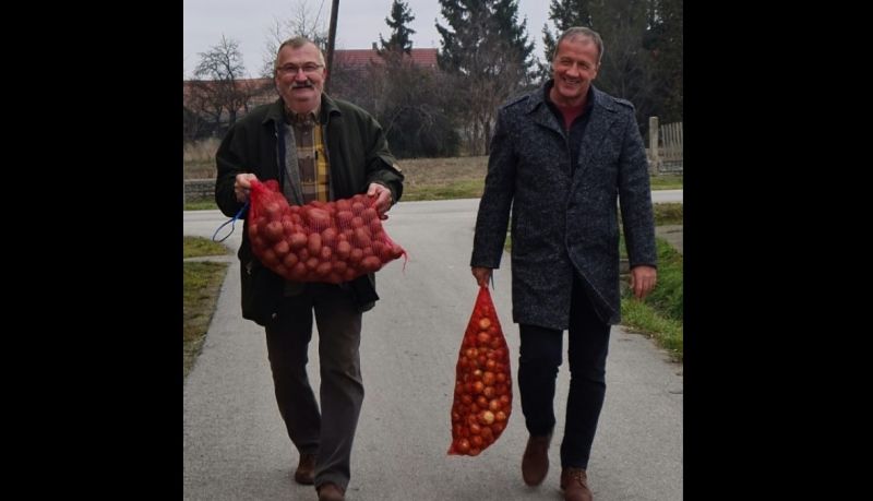 Fideszes krumpli érkezett Tiszagyulaházára, nagyon hálásak érte a helyiek