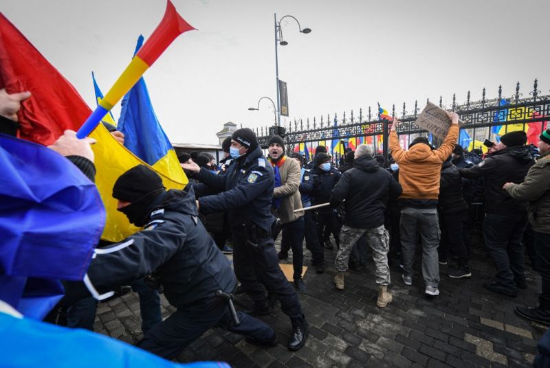 Hatalmas botrány Bukarestben! Szélsőjobboldali tüntetők benyomultak a román Parlamentbe