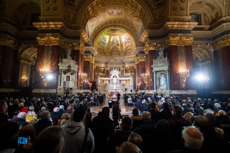 Megtelt a Bazilika a Kóbor János emlékére tartott gyászmisén – így búcsúztak szerettei, barátai 