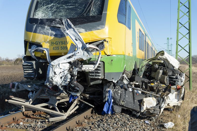Sokkoló fotók érkeztek a halálos vonatbalesetről