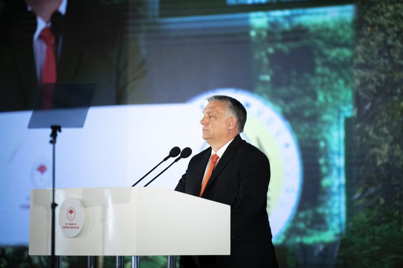 A svájci nagykövetség reagált Orbán Viktor ementális sajtos hasonlatára: "a lyukak nem az oltástól keletkeznek" 