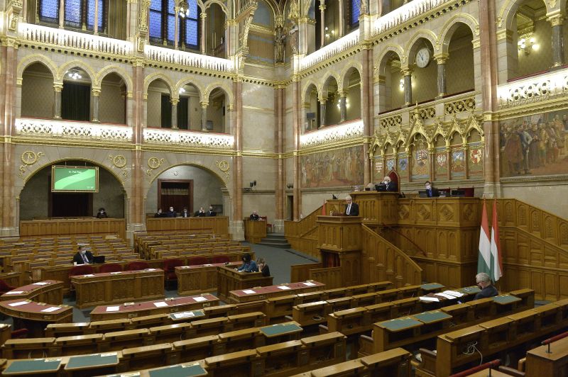 Völner Pál a téma a Parlamentben, Szabó Tímea szerint Orbán és a Fidesz egy bűnszervezetet működtet