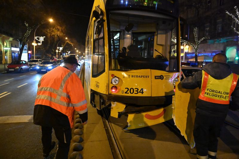 Kisiklott a villamos az Oktogon és a Blaha Lujza tér között, brutális baleset volt kedd este