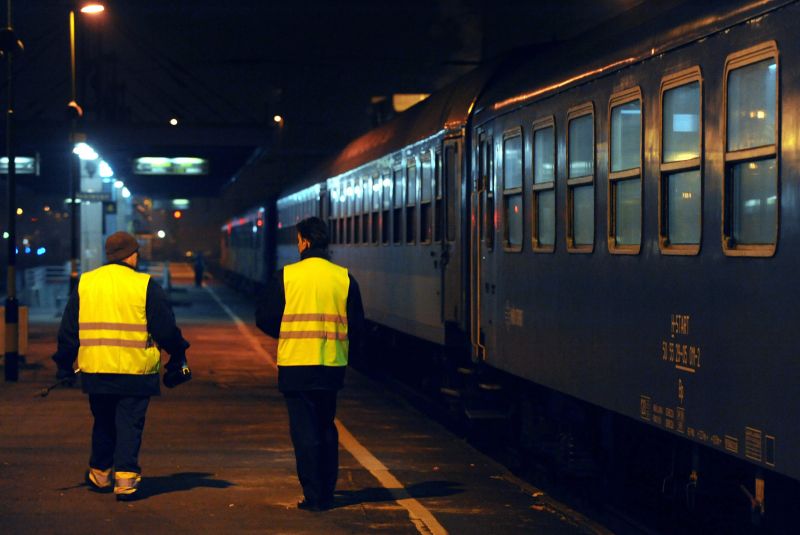 Fegyveres erők utaznak a Debrecenből induló vonatokon 
