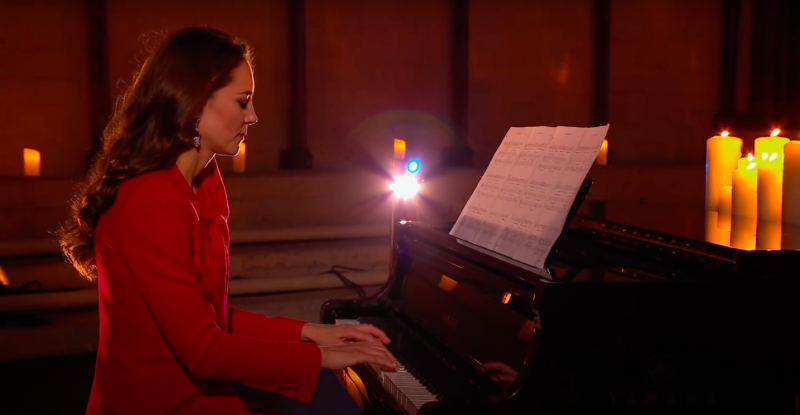 Katalin hercegné karácsonyi dalt zongorázik – Egy híres zenésszel lépett fel