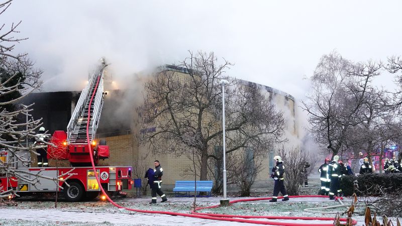 Öt város tűzoltói fékezték meg a szentesi sportcsarnokban kialakult tüzet – fotók