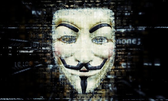 Az Anonymus-maszkos férfi ismét jelentkezett! Elküldi a vágatlan felvételeket a rendőrségnek