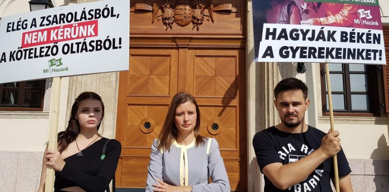 "Diszkrimináció" – Utcára vonultak az Orbán-kormány kötelező oltásrendelete ellen 