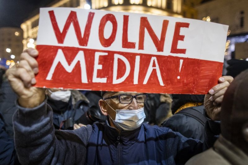 Ezrek tüntettek szerte Lengyelországban a szabad médiáért és a kormány ellen