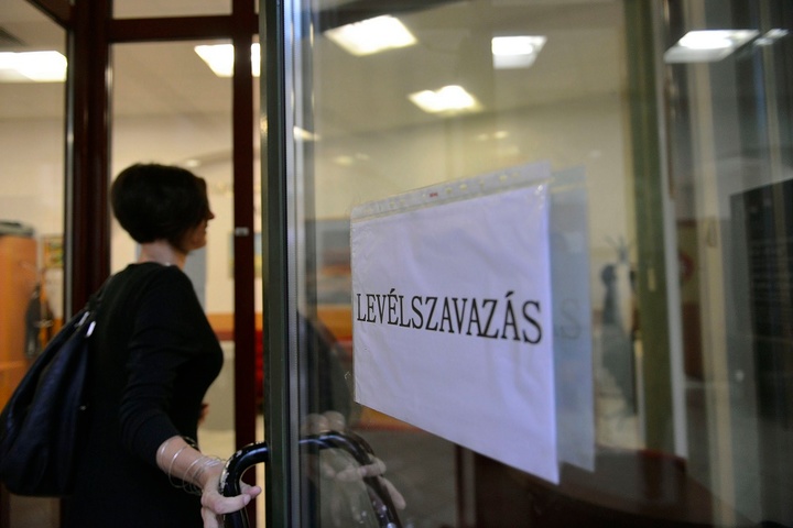 A Fidesz számít a halottak szavazataira is a határon túlról – riasztást adott ki a DK