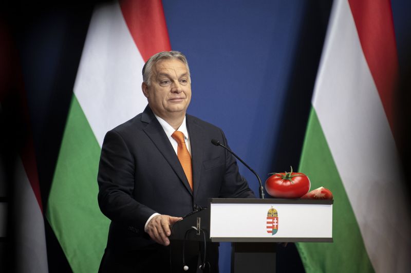 "Piros volt a paradicsom nem sárga.." – így búcsúzik Orbán Viktor 2021-től, videó
