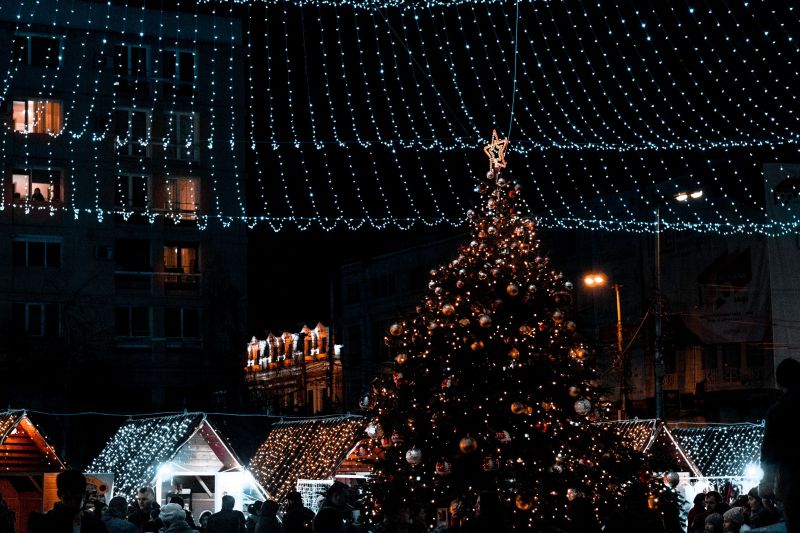 Videón a bajai városi karácsonyfa kidőlése