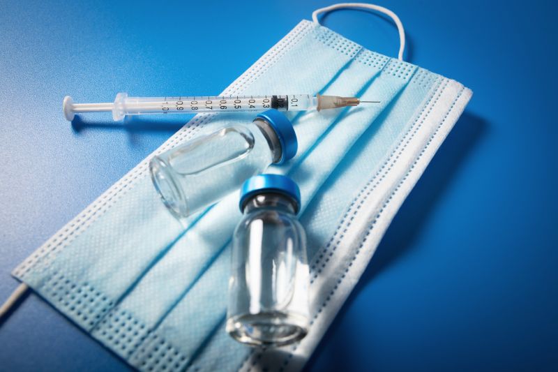 Omikron-variáns: Új vakcinára lehet szükség, már dolgoznak az oltóanyagon