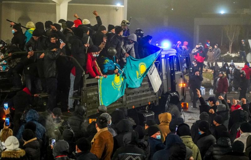 Egyre durvább a helyzet Kazahsztánban: több tucat tüntetőt megöltek a rendőrök