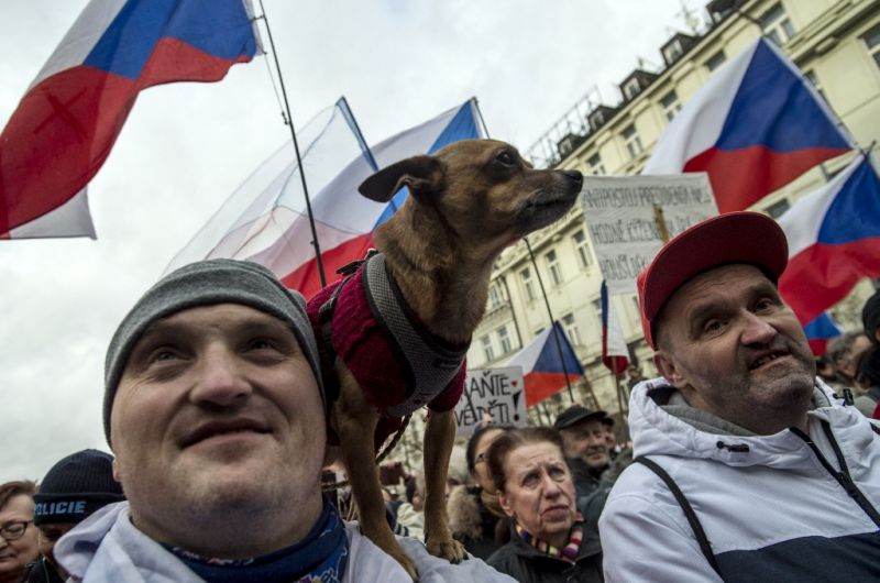 Több ezren tüntettek a kötelező oltás és a maszkviselés ellen Prágában
