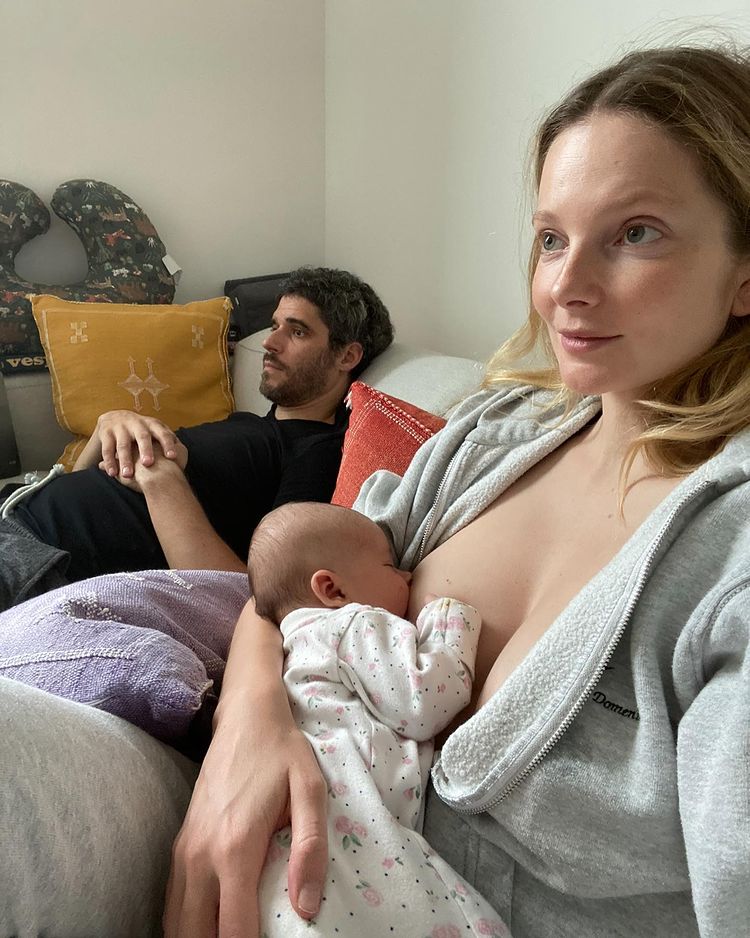 Mihalik Enikő szoptatós és nagyon durván kitárulkozós fotóval ünnepli anyaságát