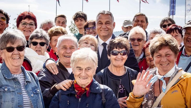 Orbán Viktor nyugdíjasok közé bújt, mosolyogva üzen nekik