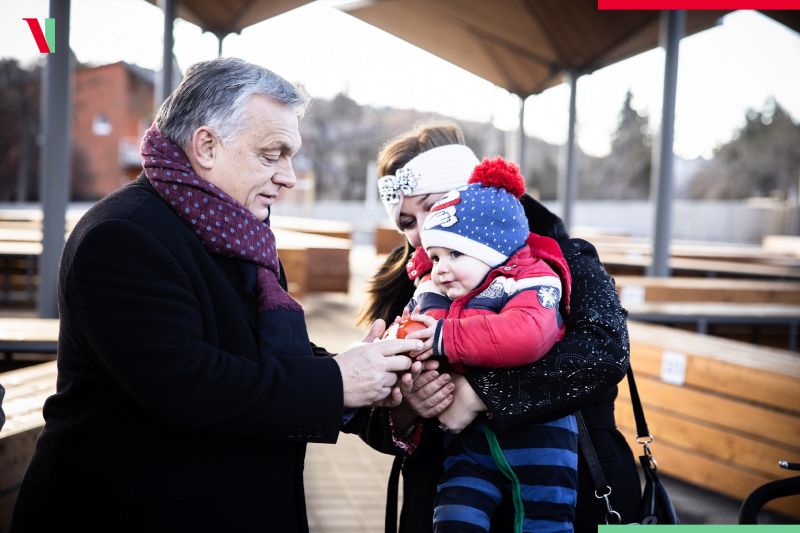 Csak erős gyomrúaknak: Orbán Viktor kisgyerekeket is bevetett a népszerűségnövelés érdekében
