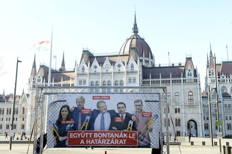 A Fidesz több mint tízszer annyi plakáthelyen kampányolhat, mint az ellenzék
