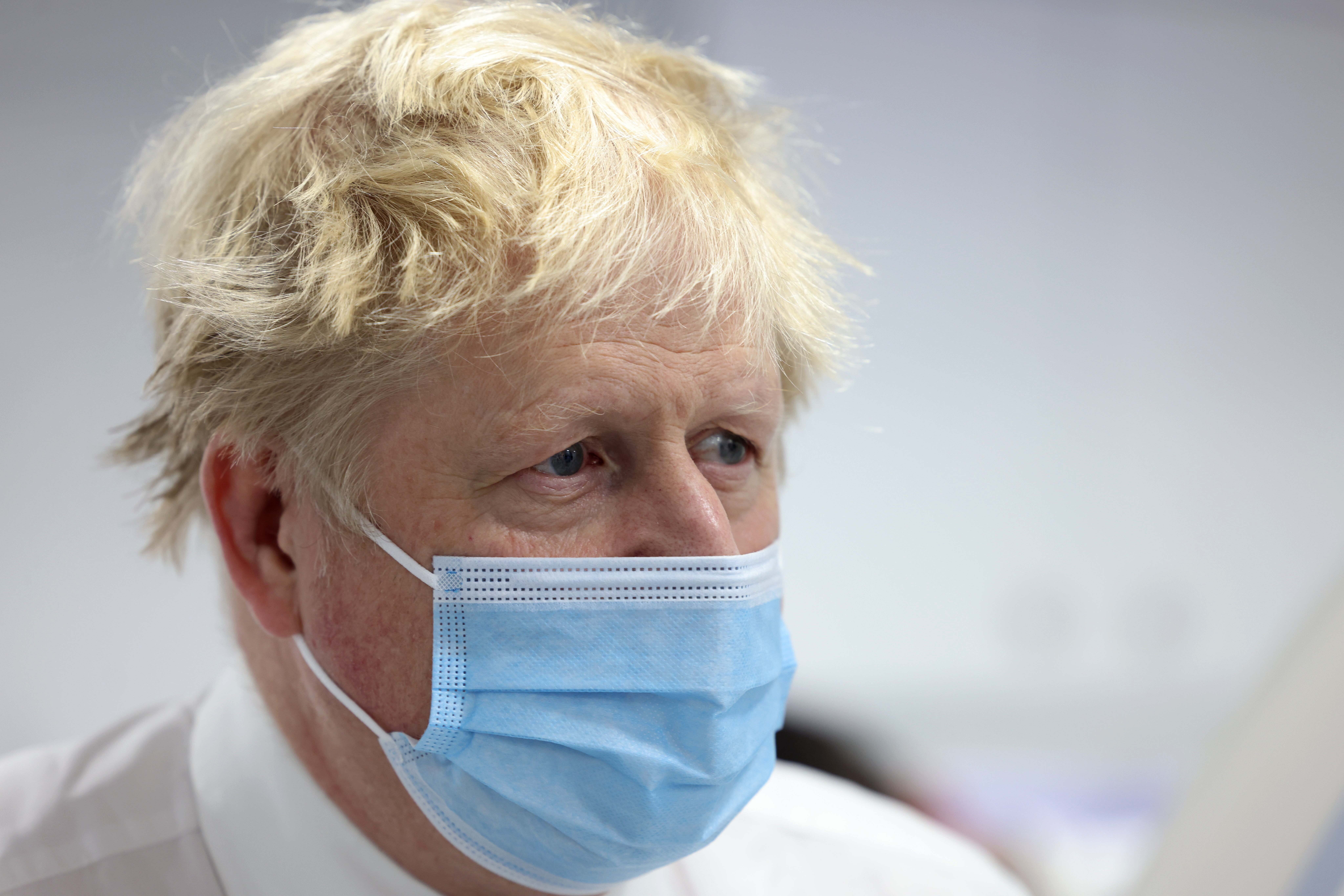 Boris Johnson jelentős könnyítéseket jelentett be: így akarja megúszni a bukását