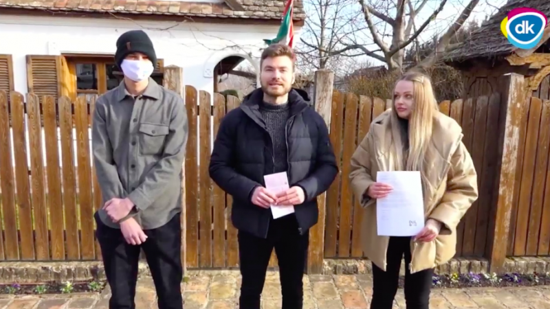 Egy csapat fiatal csekket vitt Orbánnak, a TEK-kel találták magukat szembe